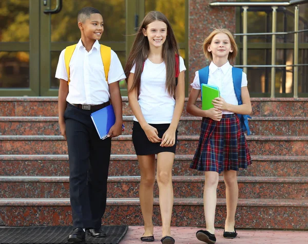 Adolescents joyeux avec sacs à dos — Photo