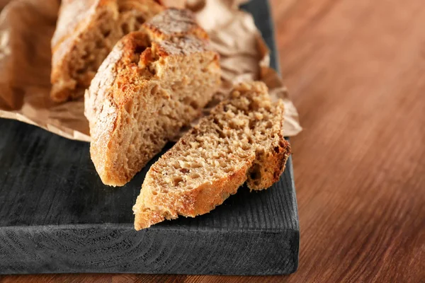 Krojonego chleba żytniego na drewnianą deską do krojenia — Zdjęcie stockowe