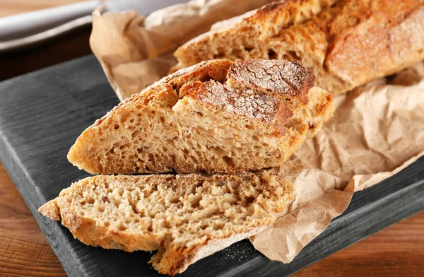 Pan de centeno en rodajas en tabla de cortar — Foto de Stock