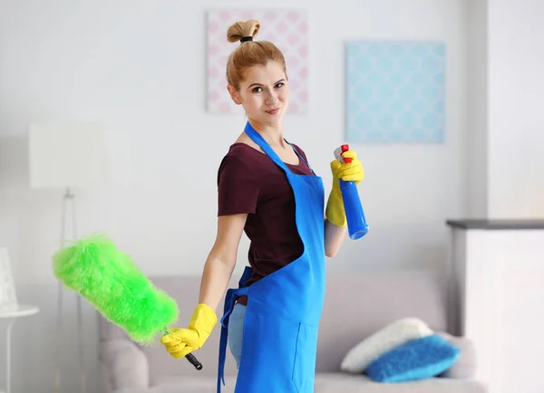 Śmieszne kobieta duster z detergentem — Zdjęcie stockowe