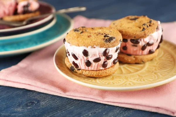 Délicieux biscuits avec crème glacée — Photo