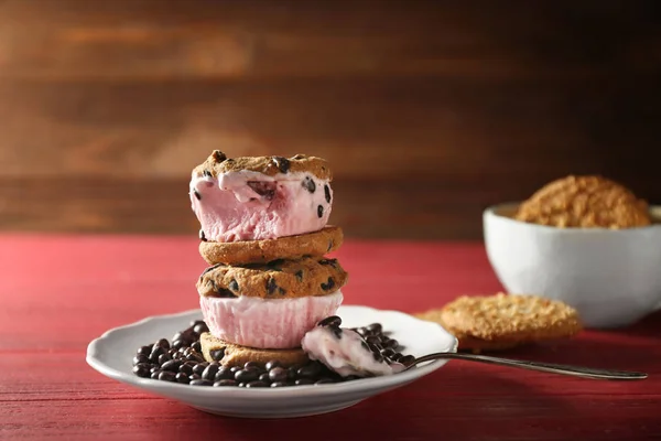 Biscoitos deliciosos com sorvete — Fotografia de Stock