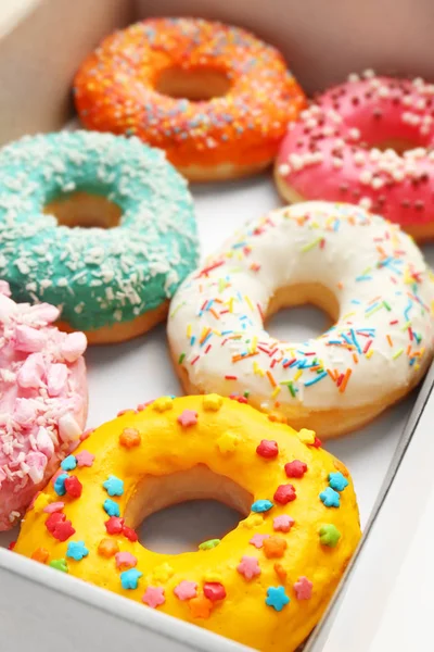 Heerlijke donuts in vak — Stockfoto