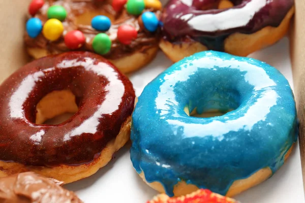 Deliciosos donuts em caixa — Fotografia de Stock