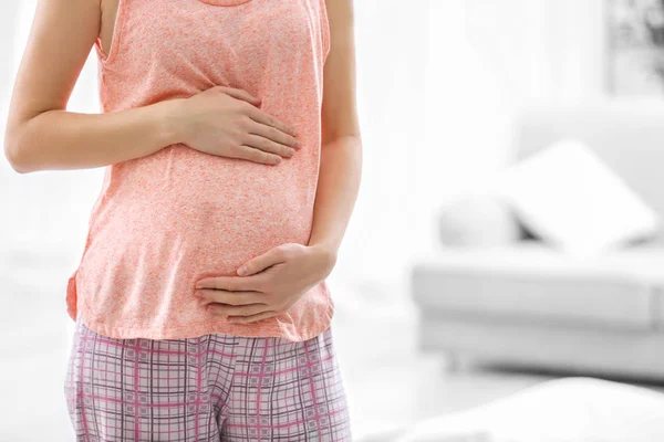 Gravid kvinna lider av smärta i buken — Stockfoto