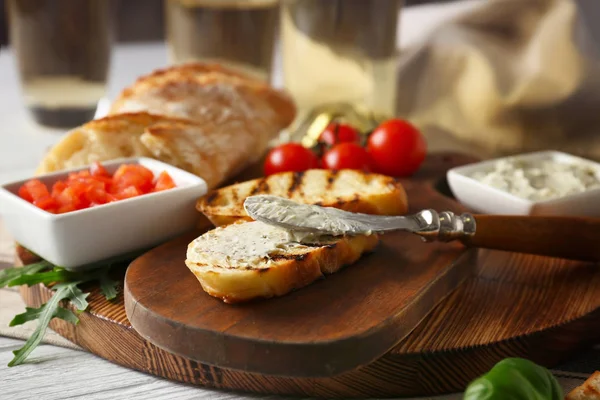 Leckere Bruschetta mit cremigem Käse — Stockfoto