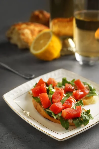 Placa con bruschetta en la mesa — Foto de Stock