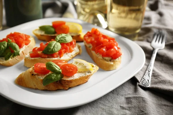 Deliciosas torradas com tomates — Fotografia de Stock