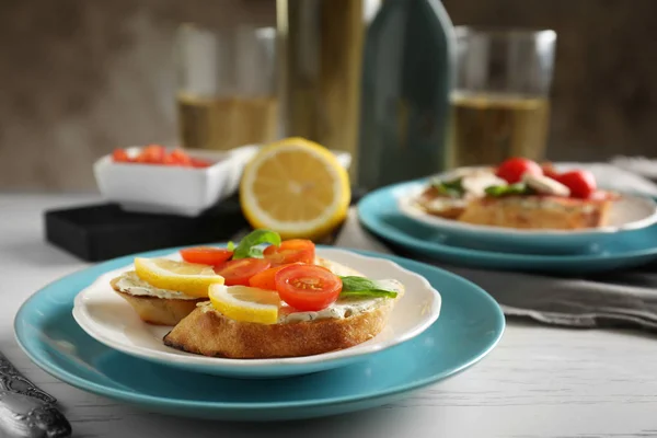 Placa con deliciosa bruschetta — Foto de Stock