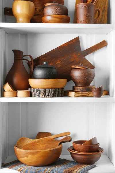 Diversi piatti puliti in armadio — Foto Stock