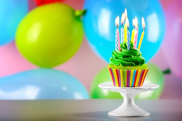 Sabroso cupcake con velas —  Fotos de Stock