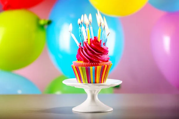 Välsmakande cupcake med ljus — Stockfoto