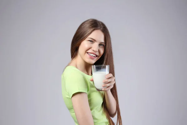 Vrouw met glas melk — Stockfoto