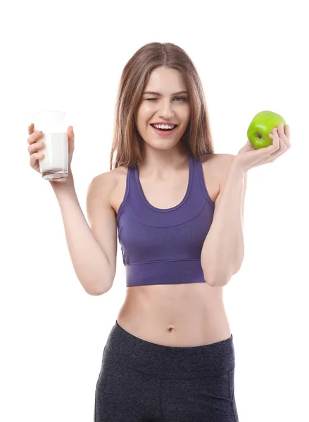 Mujer con vaso de leche y manzana — Foto de Stock