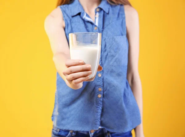 노란색 배경, 근접 촬영에 우유의 유리를 가진 젊은 여자 — 스톡 사진