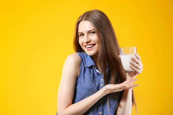 一杯牛奶的女人 — 图库照片