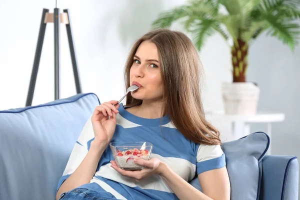 Mulher comendo flocos de aveia — Fotografia de Stock