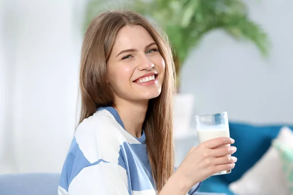 Vrouw met glas melk — Stockfoto