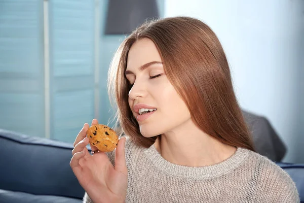 Jovem mulher comer biscoito — Fotografia de Stock