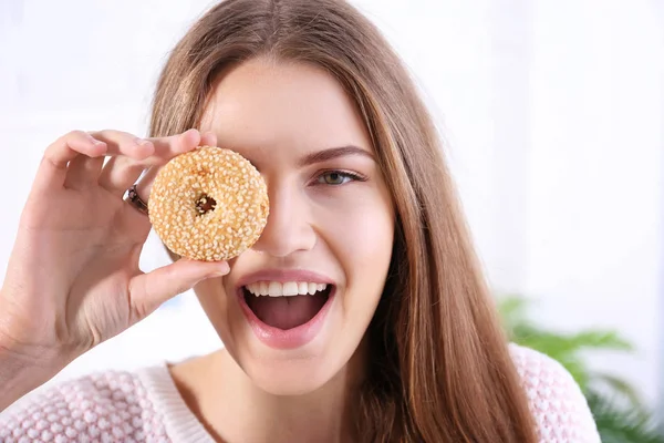 Ung kvinna med cookie — Stockfoto