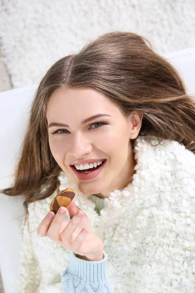Junge Frau isst Kekse — Stockfoto