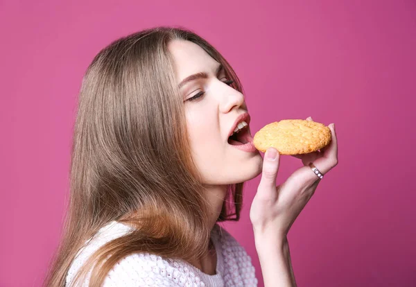 Ung kvinna med cookie — Stockfoto