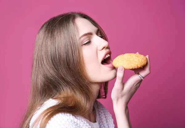 Mujer joven con galleta —  Fotos de Stock