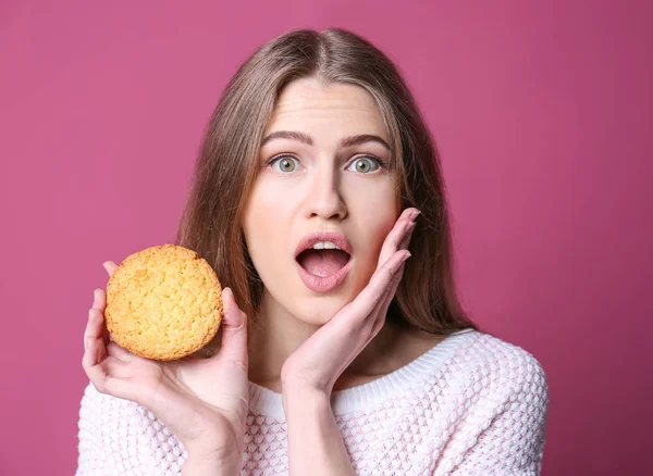 Mujer joven con galleta —  Fotos de Stock