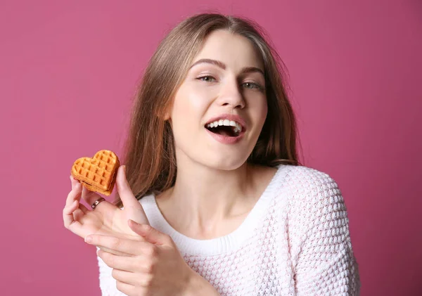Mujer joven con galleta — Foto de Stock