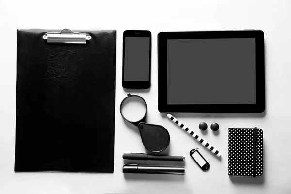 Zwarte briefpapier en gadgets — Stockfoto