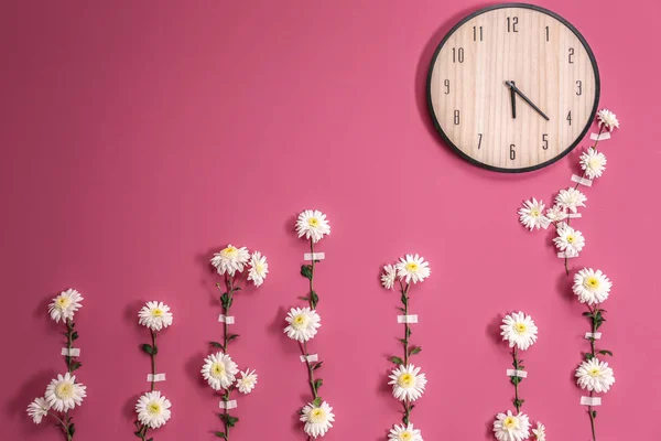 Flower garland en klok — Stockfoto