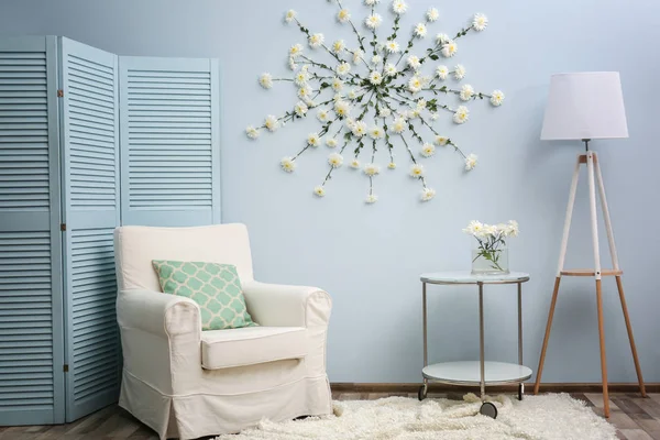 Кімната, прикрашена квітковою гірляндою — стокове фото