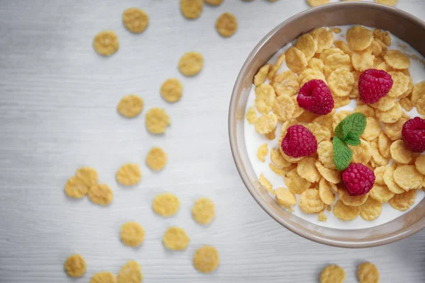 Savoureux flocons de maïs aux framboises — Photo