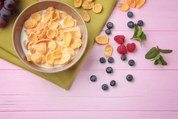 Tasty cornflakes with berries — Stock Photo, Image