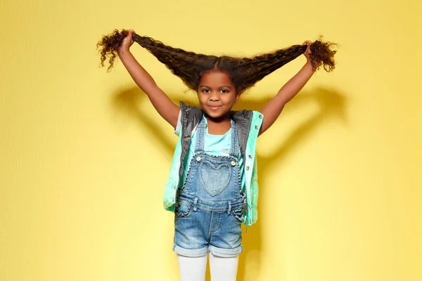Gadis Afrika Amerika kecil yang lucu — Stok Foto