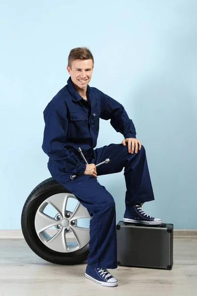 Jovem mecânico em uniforme com caixa de ferramentas — Fotografia de Stock
