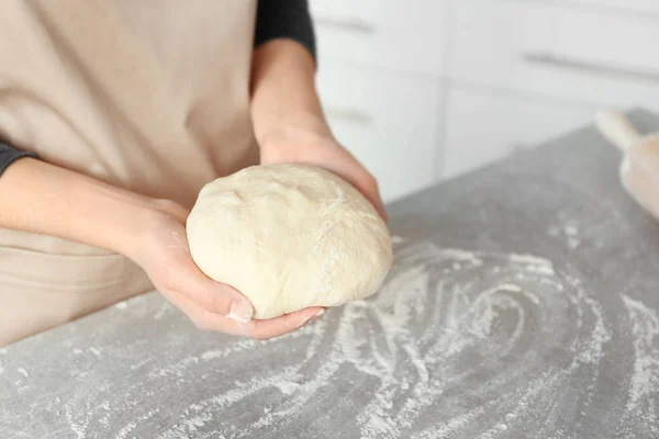 Mujer preparando la masa — Foto de Stock