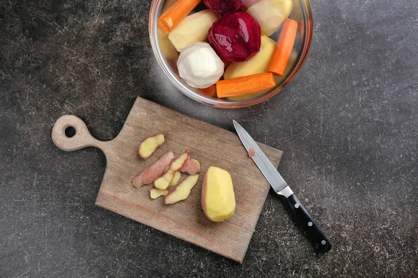 Bowl with vegetables and cutting board — Stock Photo, Image