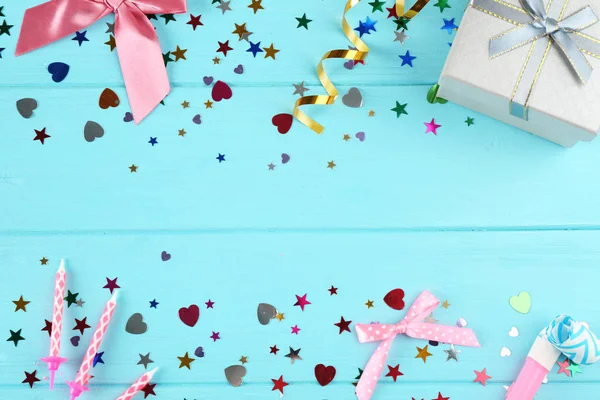 Heldere confetti en geschenk doos — Stockfoto