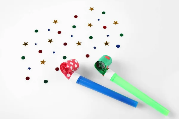 Heldere confetti met feestelijke fifes — Stockfoto