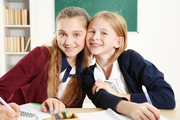 Twee leuke meisjes — Stockfoto