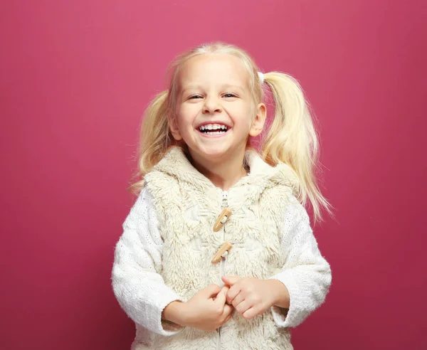 Grappige meisje in warme kleding — Stockfoto