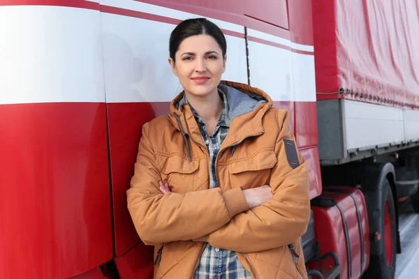 Motorista feminino perto de caminhão grande — Fotografia de Stock