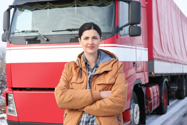 Женщина-водитель рядом с большим грузовиком — стоковое фото