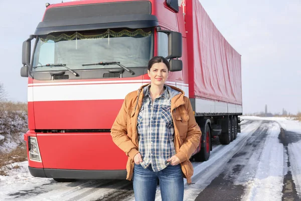 Женщина-водитель рядом с большим грузовиком — стоковое фото