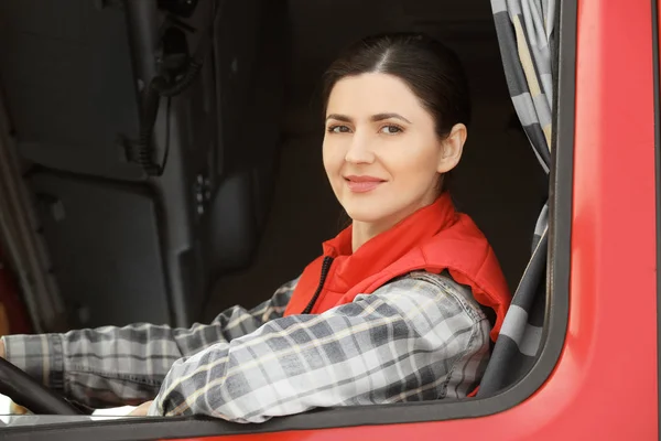 Chauffeur in de cabine van grote vrachtwagen — Stockfoto