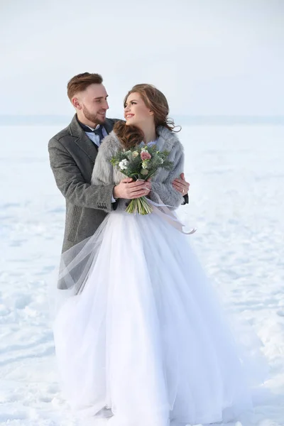 Happy wedding couple outdoors — Stock Photo, Image