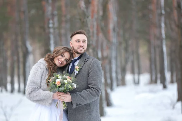 Joyeux couple de mariage en plein air — Photo