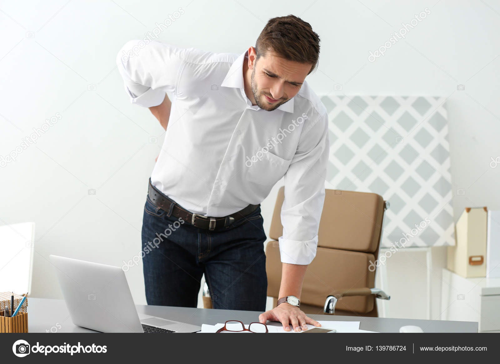 болит спина. офис с сотрудниками. графический дизайнер. графический дизайнер. разработчик технологий.