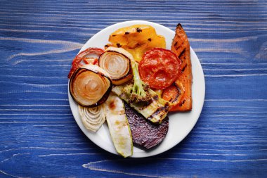 plaat van gegrilde groenten